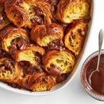 Croissant-Auflauf mit doppelter Schokoladensoße