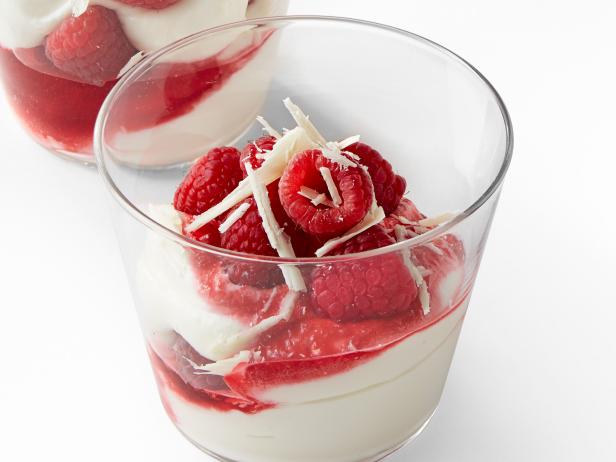Rezept für Himbeerparfait mit weißer Schokolade