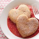 Vollkorn-Herzpfannkuchen mit Erdbeersauce