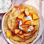 Pfannkuchen mit Sauerrahm und Pfirsichen