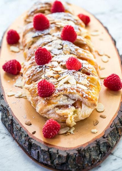 Rezept für Hüttenkäsepfannkuchen mit Himbeeren und Pflaumen