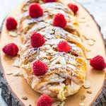 Hüttenkäsepfannkuchen mit Himbeeren und Pflaumen
