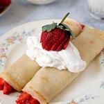 Pfannkuchen mit Erdbeeren und Vanille-Schlagsahne
