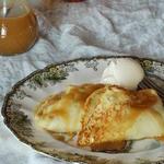 Pfannkuchen mit Kürbis-Apfel-Füllung und hausgemachtem Eis