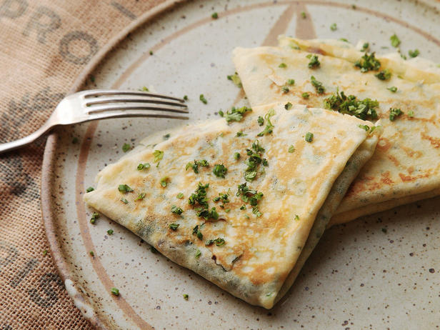 Wie man herzhafte Pfannkuchen mit Milch zubereitet
