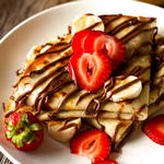 Pfannkuchen mit Schokoladenaufstrich und Erdbeeren
