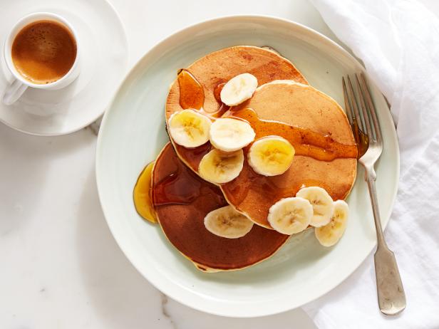 Wie man Bananenpfannkuchen mit Sauerrahm zubereitet