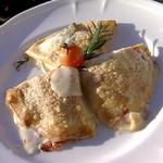 Italienische Crespelle-Pfannkuchen mit Schinken und Fontina