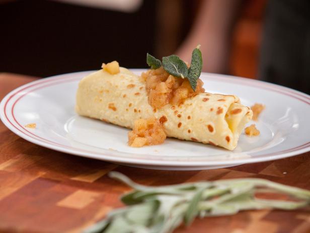 Wie man Pfannkuchen mit Wurst und Käse zubereitet