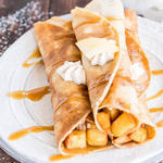 Pfannkuchen mit karamellisierten Äpfeln und Frischkäse
