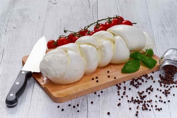Wie man Mozzarella zu Hause herstellt