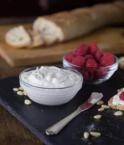 Wie man jungen Ricotta-Käse zu Hause herstellt