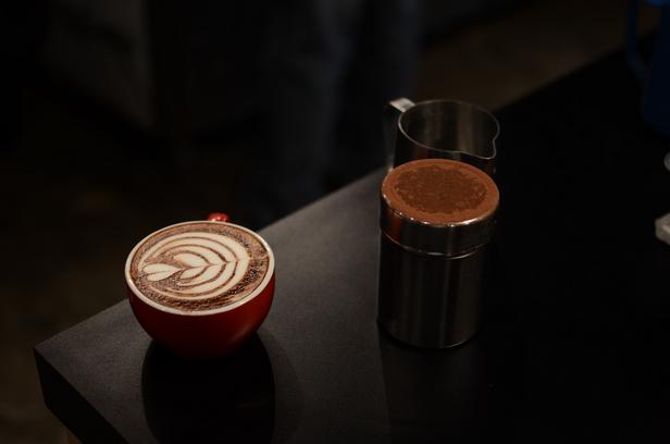 Wie man einen Latte Mochaccino zubereitet