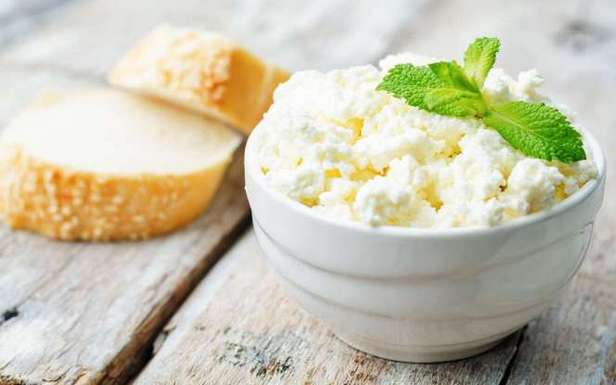 Wie man Ricotta-Käse zu Hause herstellt