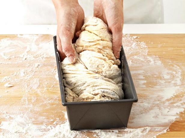 Legen Sie das Brötchen in eine Auflaufform.