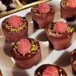 Schokoladen-Kirsch-Sprudeldessert mit Himbeeren