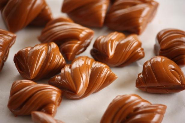 Wie man Teffi-Schokoladen-Taffy-Bonbons herstellt