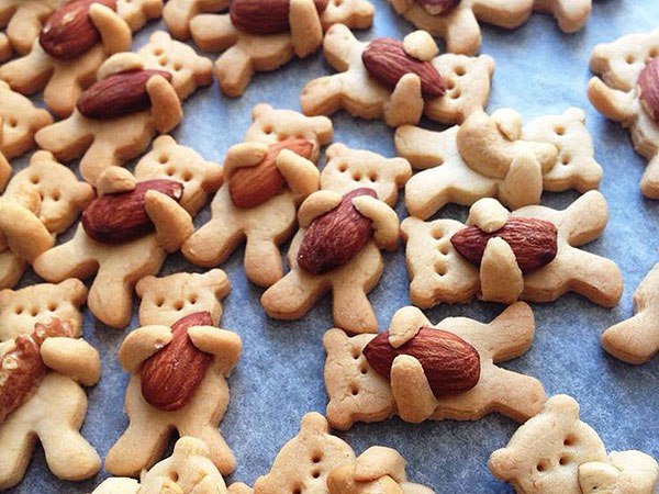Come preparare i biscotti a forma di orsetto con zucchero di canna e noci pecan.