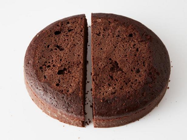 Schneiden Sie beide Kuchen in 2 Stücke, indem Sie diese um 1,3 cm von der Mitte verschieben.