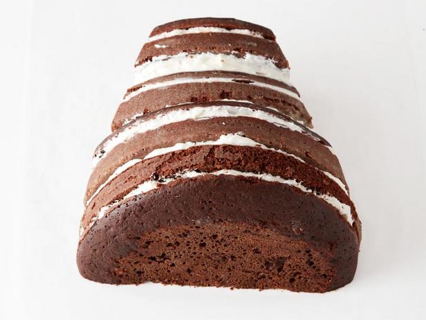 Schneiden Sie die Kanten des kleineren Kuchenstücks so ab, dass eine leicht spitz zulaufende Form entsteht.