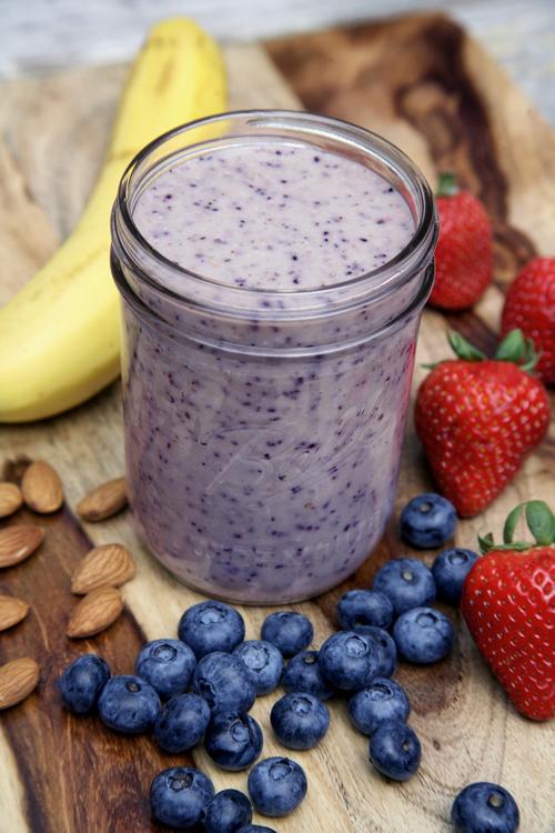So bereiten Sie einen Beeren-Smoothie mit Mandelmilch zu