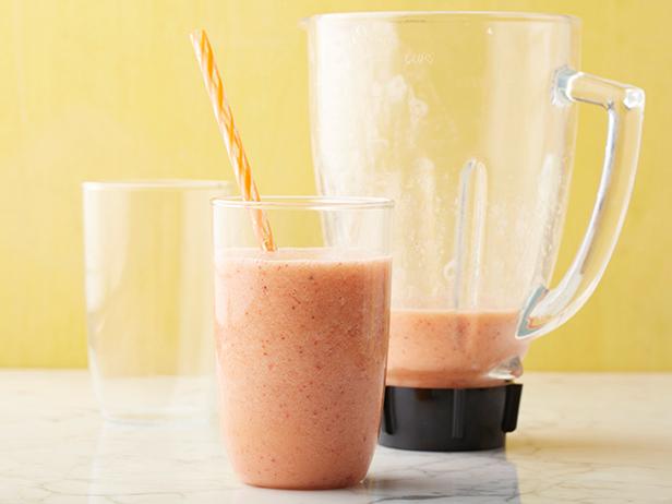 So bereiten Sie einen Orangen-Bananen-Smoothie zu