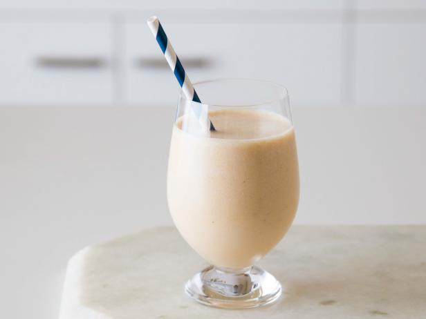 So bereiten Sie einen Erdnussbutter-Bananen-Smoothie zu