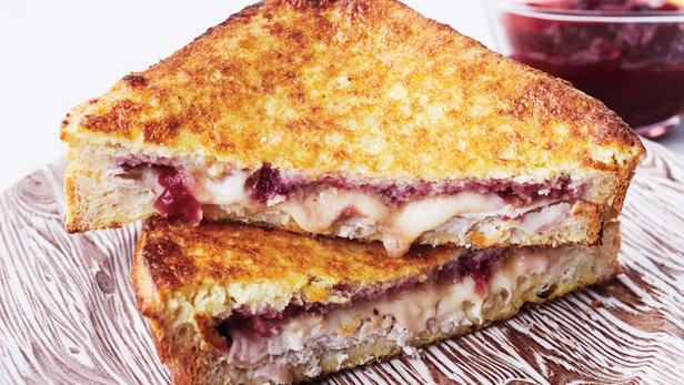 Wie man ein Truthahn-Monte-Cristo-Sandwich zubereitet