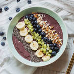 Acai-Beeren-Smoothie-Bowl zum Frühstück