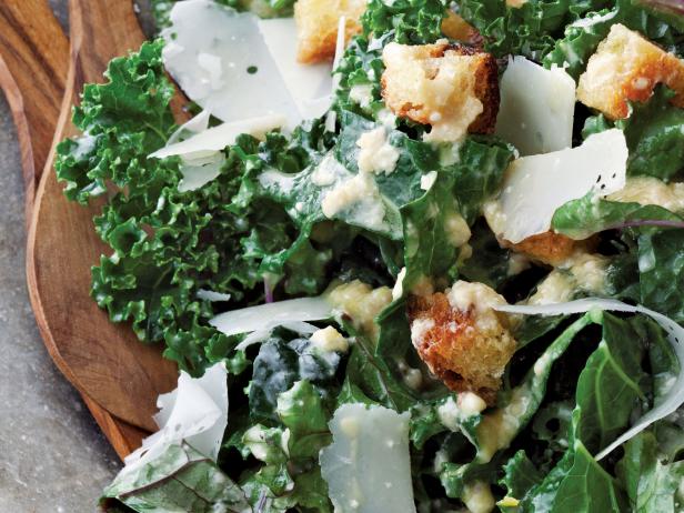 Wie man Caesar Salad mit Grünkohl zubereitet