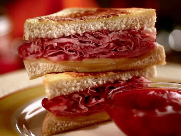 Wie man ein Monte-Cristo-Sandwich mit scharfem Chutney zubereitet