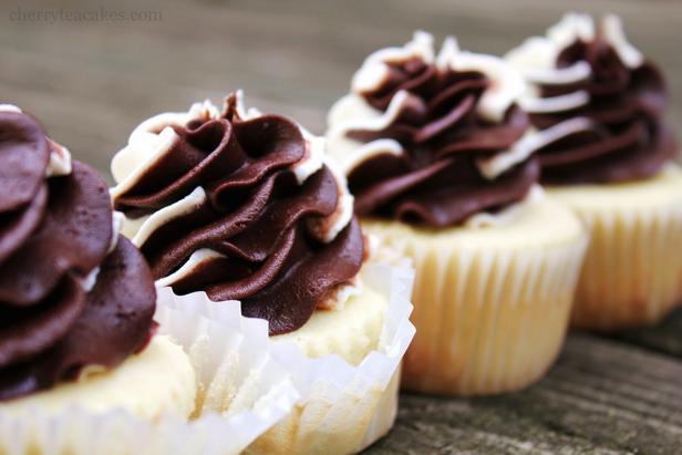 Πώς να φτιάξετε - Cupcakes με ξινή κρέμα και γλάσο σοκολάτας
