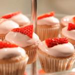 Rosa Cupcakes mit Erdbeeren