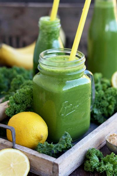 Wie man einen Grünkohl-Smoothie zubereitet