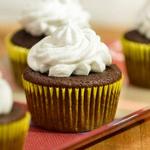 Schokoladen-Cupcakes mit Süßkartoffel- und Kokoscreme