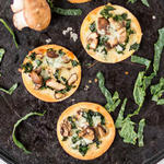 Mini-Pizza mit Champignons und Grünkohl