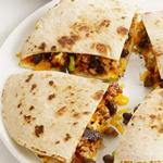 Quesadilla mit schwarzen Bohnen und Hackbraten