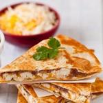Quesadilla mit Hähnchen, schwarzen Bohnen und Salsa