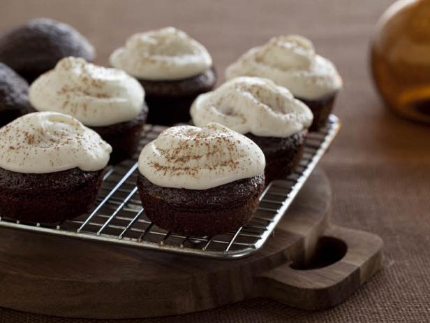 Rezept für Schokoladen-Bier-Cupcakes mit Frischkäse-Frosting