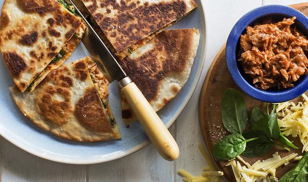 Πώς να φτιάξετε Quesadillas με τόνο