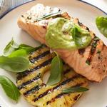 Lachssteak mit Ananas und Guacamole-Sauce