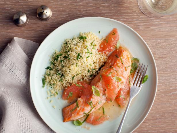 Wie man gebackenen Lachs mit Grapefruitsauce zubereitet