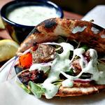 Pita mit Lamm und Horiatiki-Salat