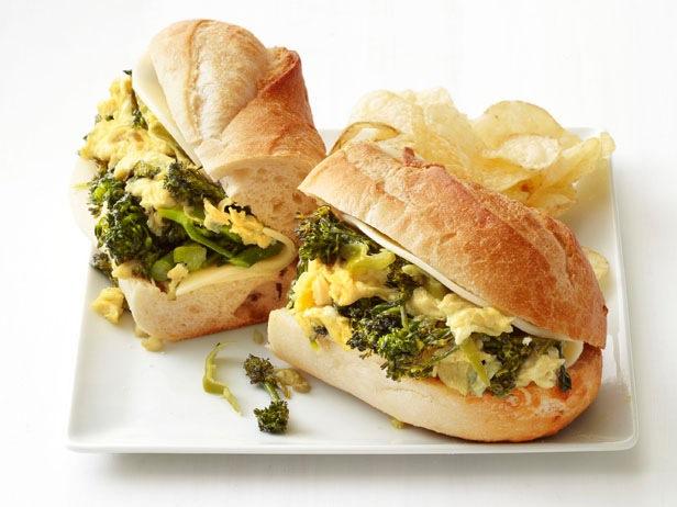 So bereiten Sie ein Brokkoli-Rührei-Sandwich zu