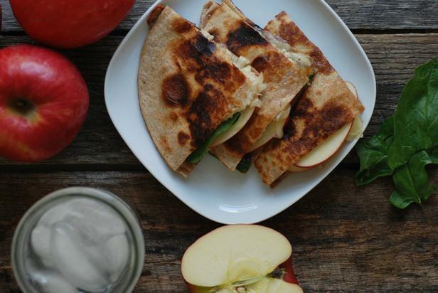 So bereiten Sie eine Brie-Apfel-Quesadilla zu