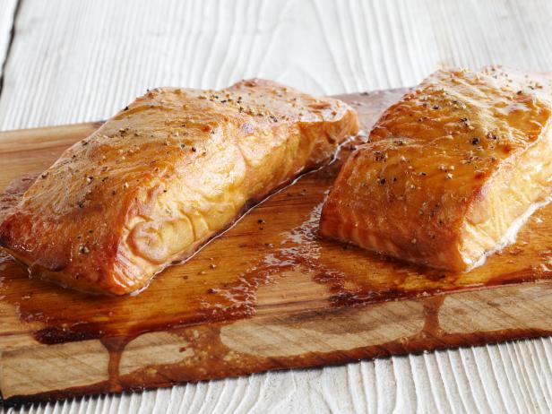 طريقة تحضير سمك السلمون المشوي على لوح خشب الأرز