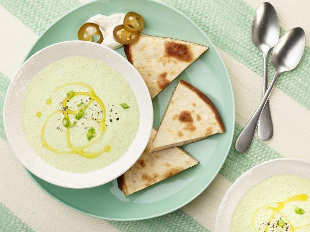 Zubereitung von Tomatillo-Gazpacho und Quesadillas