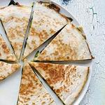 Quesadilla mit Bohnen- und Endiviensalsa