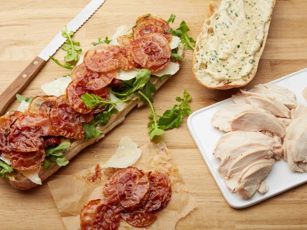 Kuidas valmistada - kana-Caesari klubivõileib päikesekuivatatud tomatitega