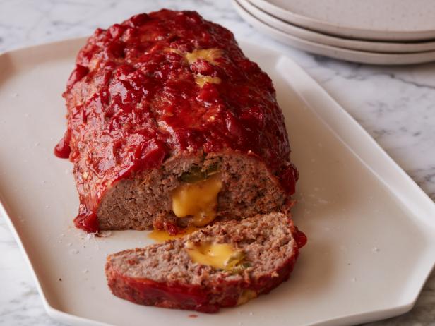 Wie man Hackbraten mit Käse zubereitet